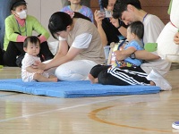 親子でふれあい遊びをしている様子の写真