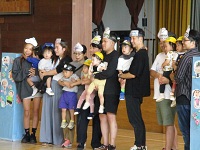 1歳児の保護者が集合している様子の写真