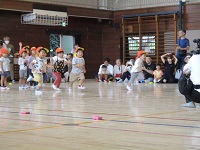 3歳児のかけっこの様子の写真