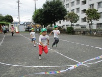 かけっこをしている様子の写真