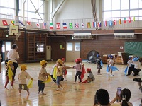 競技を頑張っている子どもの様子の写真