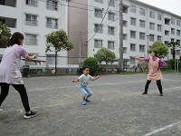 大縄跳びをしている様子の写真