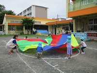 パラバルーンの練習をしている様子の写真