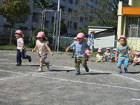 かけっこしている様子の写真