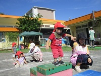 巧技台遊びをしている1歳児の様子の写真