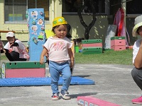 一本橋を渡っている様子の写真