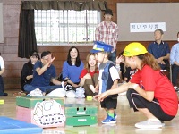 巧技台遊びをしている1歳児の様子の写真