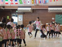 大縄跳びをしている5歳児の様子の写真