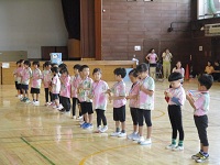 メダルをもらって喜んでいる様子の写真