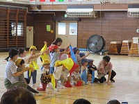 3歳のハンカチ遊びの競技の写真