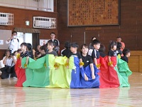 パラバルーンでいないないバーしている写真