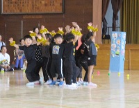 最後のポーズをしている4歳児