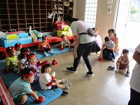 2歳児の子ども達がスタンバイしている様子の写真