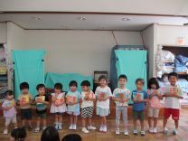 写真：7月生まれの誕生児記念撮影