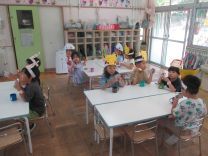 写真：休憩コーナーで一休みする子ども達