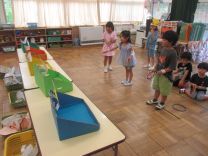 写真：輪投げコーナーで輪投げにチャレンジ