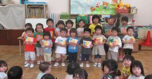 写真：8月生まれの誕生児の記念撮影