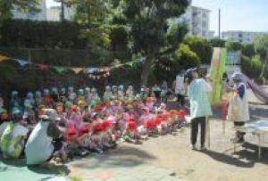 写真：大型絵本を楽しむ様子