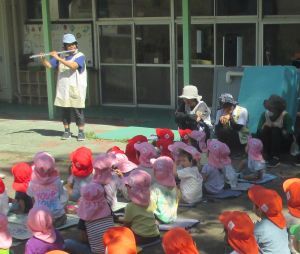 写真：フルートで誕生祝いの歌を演奏しました