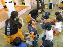 帽子をもらう写真