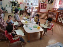 写真：乳児クラスの様子2
