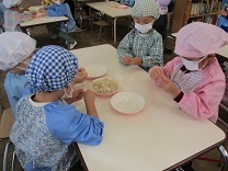 こあら組調理活動の写真