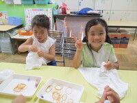 写真:Tシャツを輪ゴムで留めているところ1