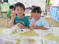 写真:Tシャツを輪ゴムで留めているところ2