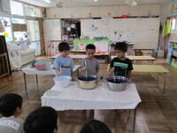 写真:鍋に入れたTシャツを染めているところ2