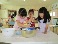 写真:鍋に入れたTシャツを染めているところ1