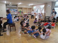 写真:4歳児クラスがリズム遊びの芋虫をしているところ