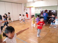 写真:4歳児クラスがリズム遊びのとんぼをしているところ