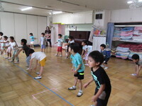 写真:5歳児クラスが踊りの練習をしているところ