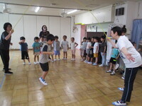 写真:5歳児クラスが大縄跳びの練習をしているところ