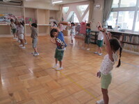 写真:5歳児クラスが縄跳びの練習をしているところ