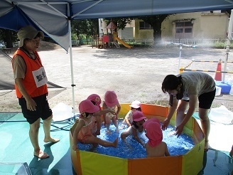 1歳児りす組が水遊びをしている様子の写真