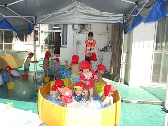 2歳児うさぎ組が水遊びをしている様子の写真