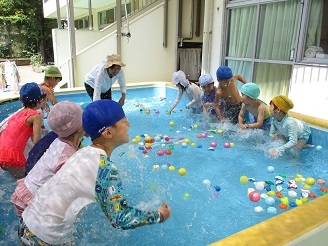 5歳児らいおん組がプールじまいをしている様子の写真