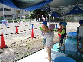 5歳児らいおん組がプールじまいをしている様子の写真