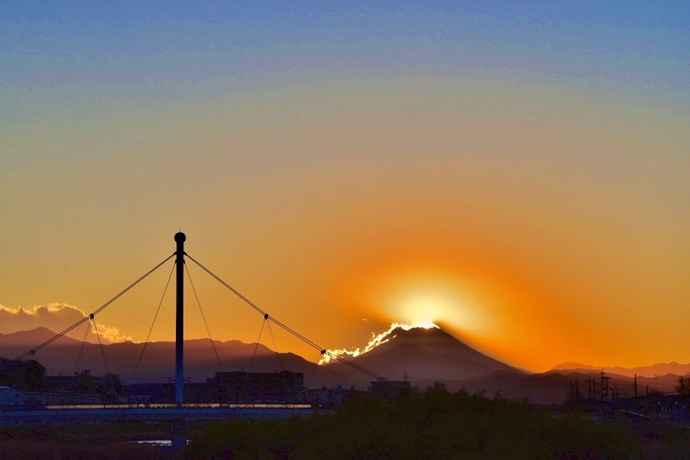 写真:『浅川ふれあい橋とダイヤモンド富士』