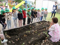 芋ほりの話をしている様子の写真