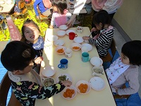 乳児クラスが会食をしている様子の写真