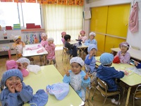 身支度をしている3歳児の様子の写真