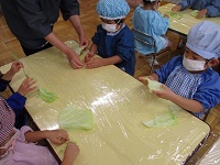 キャベツちぎりの様子の写真