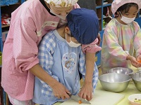 包丁で野菜を切っている様子の写真