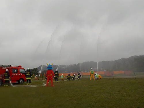 写真:救出救助演習の一斉放水の様子