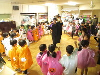 みんなでダンスをしている