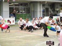 3歳児親子で球を運ぶ