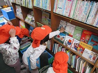 本を選んでいる子どもの写真