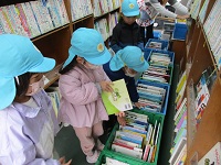 本を選んでいる子ども達の写真